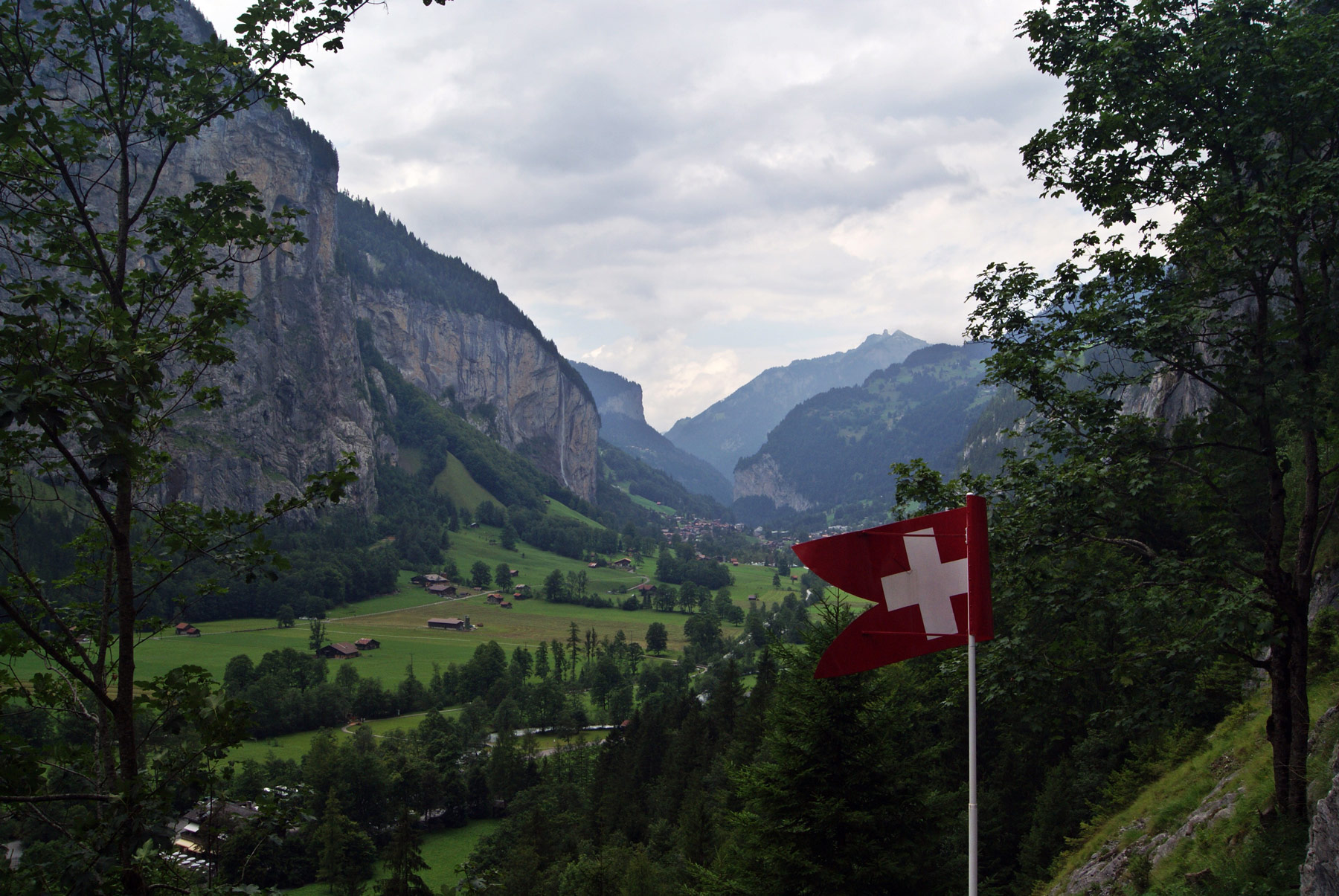 photo Oberland Suisse Grindelwald cascade drapeaux vallée Alpes paysages